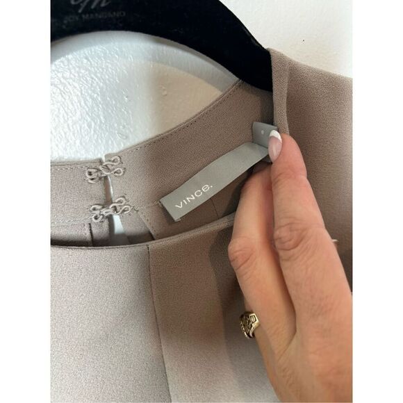 Vince Crepe Shift Dress in Tan Size 0 Professional Business Clean Girl Neutral - Picture 7 of 12